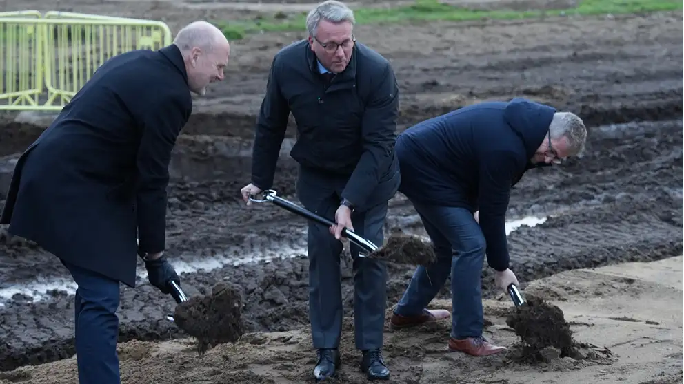 virksomhedsbesøg, graver ude i et fri 