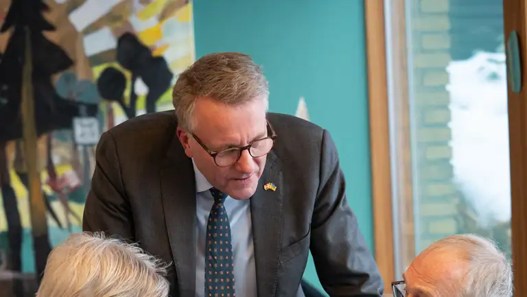 Bankudspil - temaside - billede - to ældre mænd og ministeren 